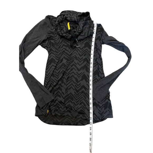 Women's Lolë Gray Black Patterned Long Sleeve Tee Small Funnel Neck - Picture 7 of 9